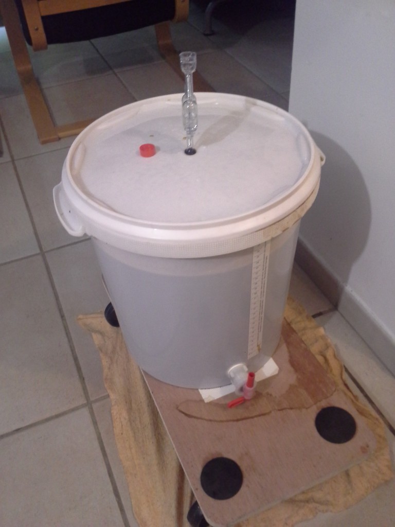 Cuve de fermentation de 24 litres, avec bulleur.